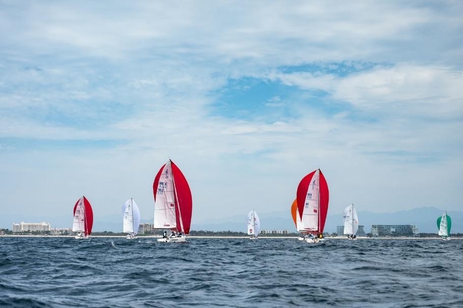 Embarcaciones de la clase J70 que compiten en las aguas de Bahía de Banderas durante la 20a edición de la regata WesMex. Foto: Nayarit Sailing Week / Instagram.
