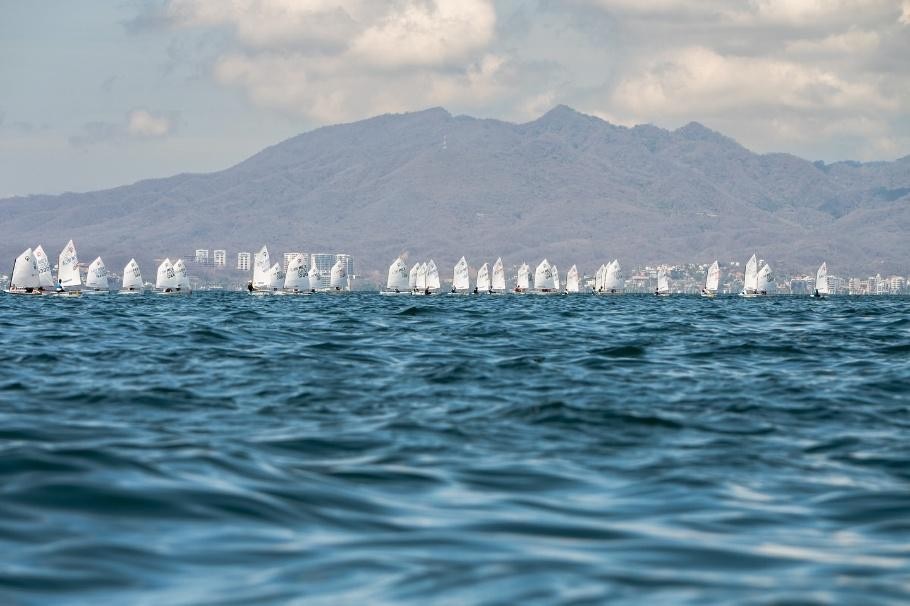 Flota de la clase Optimist durante una de las regatas disputadas en Bahía de Banderas en el marco de WesMex 2026. Foto: Nayarit Sailing Week (Instagram).
